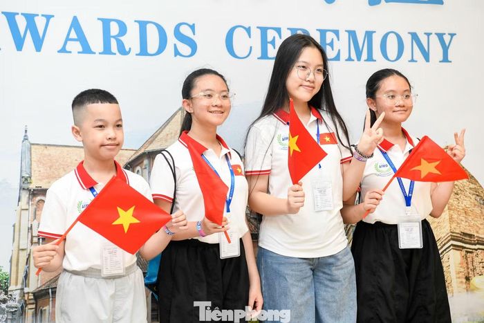 Chung kết Quốc tế AIMO 2026 diễn ra tại Hà Nội từ ngày 2-5/8, quy tụ khoảng 1.300 thí sinh cùng gần 1.000 phụ huynh, giáo viên và chuyên gia đến từ 22 quốc gia và vùng lãnh thổ. Đây cũng là lần đầu tiên Việt Nam đăng cai vòng chung kết quốc tế của cuộc thi.