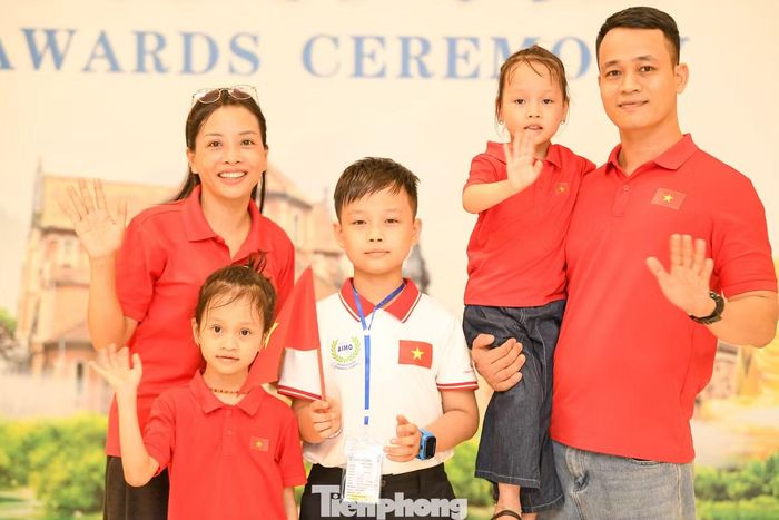 Phía ngoài, nhiều phụ huynh tranh thủ chỉnh lại trang phục, huy hiệu và động viên con trước khi bước vào buổi lễ quan trọng nhất sau bốn ngày dự thi.