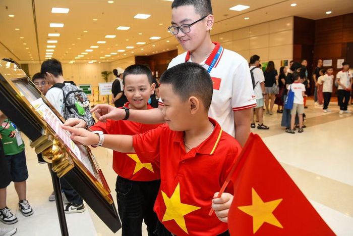 Trong thời gian chờ chương trình bắt đầu, nhiều thí sinh tìm hiểu sơ đồ, thông tin và các nội dung của lễ trao giải.