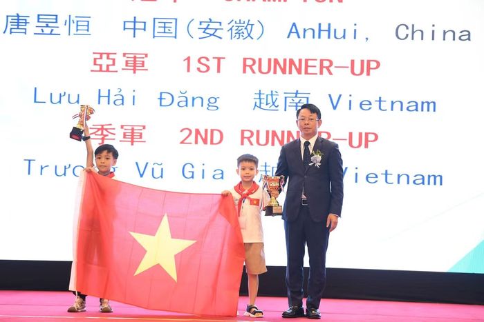 Ban Tổ chức trao Huy chương Vàng cho thí sinh