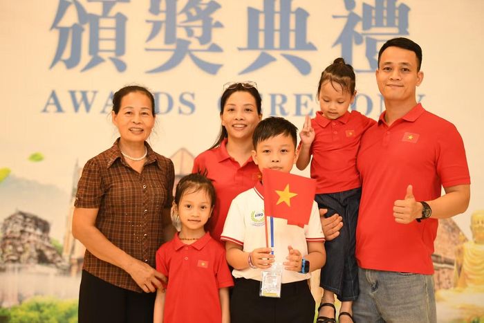 Lễ trao giải tổ chức tại Việt Nam nên thí sinh được cả gia đình đồng hành.