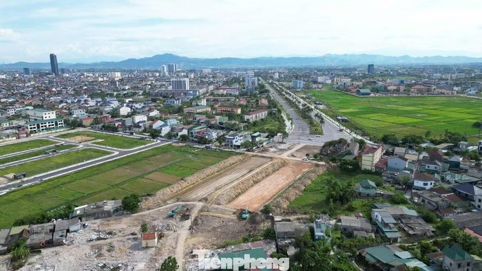 Đến nay toàn tuyến cơ bản đã hoàn thành công tác giải phóng mặt bằng. Tuy nhiên, dự án vẫn còn vướng hai nhà thờ họ chưa nhận tiền bồi thường và một hộ dân chưa hoàn tất việc di dời.