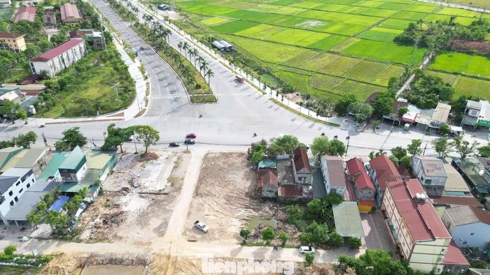 Theo đại diện chủ đầu tư, dự án được triển khai nhằm từng bước hoàn thiện hệ thống hạ tầng giao thông theo quy hoạch, đáp ứng nhu cầu đi lại, vận tải, tạo động lực phát triển kinh tế - xã hội, đặc biệt đối với khu vực ven biển phía Đông của tỉnh. Thời gian thực hiện dự án đến năm 2026. Để thực hiện dự án, cơ quan chức năng đã thu hồi hơn 371.000 m² đất, ảnh hưởng đến 708 hộ dân và 4 tổ chức.