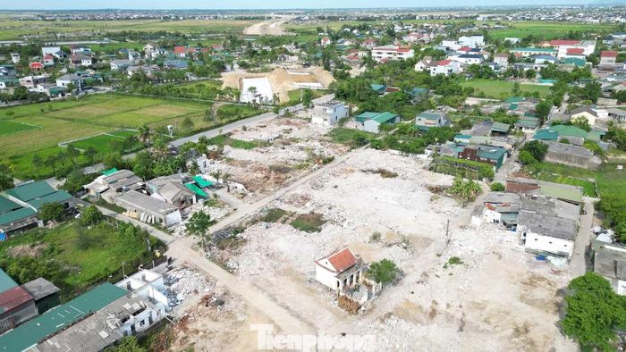 Cũng theo ban quản lý dự án, khó khăn lớn nhất hiện nay là trên tuyến có 5 vị trí phải xử lý nền đất yếu với thời gian chờ lún từ 6 đến 14 tháng. Đây là yêu cầu kỹ thuật bắt buộc để bảo đảm chất lượng công trình nhưng cũng ảnh hưởng đáng kể đến tiến độ chung của dự án.
