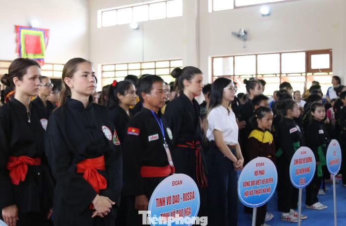 Ngày 4/8, trong khuôn khổ Liên hoan quốc tế Võ cổ truyền Việt Nam lần thứ IX - Gia Lai năm 2026, nhiều đoàn võ thuật quốc tế cùng các đoàn đến từ các tỉnh, thành trong nước đã đến chùa Long Phước (xã Tuy Phước) giao lưu, biểu diễn võ thuật. Ảnh: Trương Định