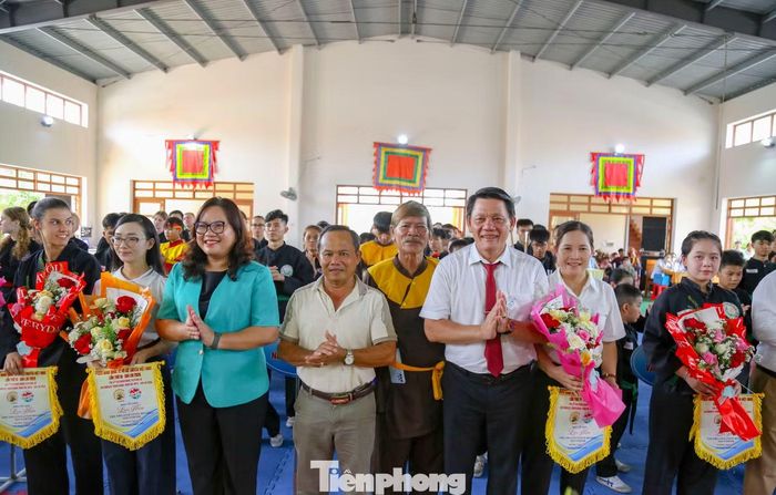 Ban tổ chức tặng cờ lưu niệm cho các đoàn tham gia chương trình.