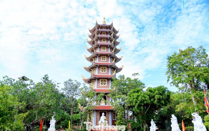 Chùa cổ Long Phước nơi có truyền thống võ học lâu đời. Từ xưa, chư tăng luyện tập võ để rèn sức khỏe và giữ gìn các bài võ cổ truyền. Đến năm 1986, chùa thành lập CLB võ cổ truyền, mở lớp dạy võ miễn phí cho người dân trong vùng. Ảnh: Trương Định