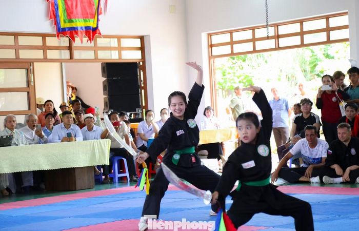Liên hoan quốc tế Võ cổ truyền Việt Nam là hoạt động văn hóa, thể thao có ý nghĩa, góp phần tôn vinh, bảo tồn và phát huy những giá trị đặc sắc của Võ cổ truyền Việt Nam. Đồng thời, cũng là dịp để các võ sư, huấn luyện viên, vận động viên, võ sinh trong nước và quốc tế gặp gỡ, giao lưu, trao đổi kinh nghiệm, tăng cường tình đoàn kết, hữu nghị. Ảnh: Trương Định