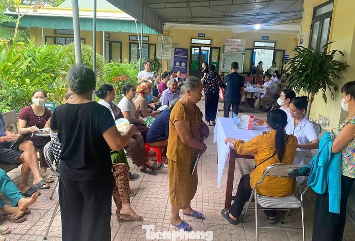 Trước đó, tại xã Kim Liên, đoàn công tác của Bệnh viện Nội tiết Nghệ An đã khám sàng lọc đái tháo đường cho 547 người dân, phát hiện 50 trường hợp đái tháo đường mới (9,14%) và 60 trường hợp tiền đái tháo đường (10,9%). Ngoài ra có 8 trường hợp TIRADS 4–5 cùng nhiều tổn thương khác cần được kiểm tra chuyên sâu.