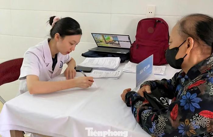 Theo các bác sĩ Bệnh viện Nội tiết Nghệ An, đái tháo đường và bệnh lý tuyến giáp đều là những bệnh không lây nhiễm có xu hướng gia tăng, nhưng ở giai đoạn đầu thường diễn biến âm thầm, ít triệu chứng. Vì vậy, việc tổ chức khám sàng lọc tại cộng đồng có ý nghĩa đặc biệt quan trọng trong phát hiện sớm, can thiệp kịp thời và nâng cao hiệu quả điều trị.