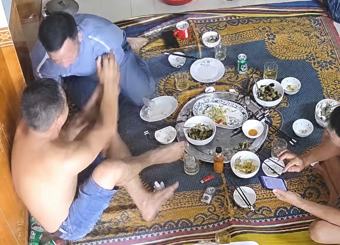 Người đàn ông dùng vật nhọn bất ngờ đâm vào bụng ông Nam khiến mọi người không kịp phản ứng.