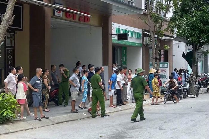 Nhiều cư dân chung cư hốt hoảng tháo chạy.