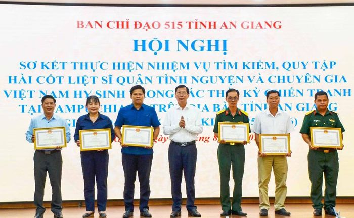 UBND tỉnh An Giang đã khen thưởng cho 17 tập thể có thành tích xuất sắc trong thực hiện nhiệm vụ tìm kiếm, quy tập hài cốt liệt sĩ. (Ảnh: Lê Vy).