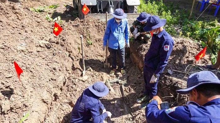 Đội K92 tìm kiếm hài cốt liệt sĩ trên địa bàn xã Kiên Lương (An Giang).