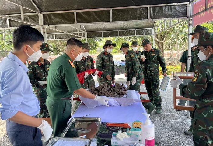 Lực lượng chức năng triển khai công tác lấy mẫu.