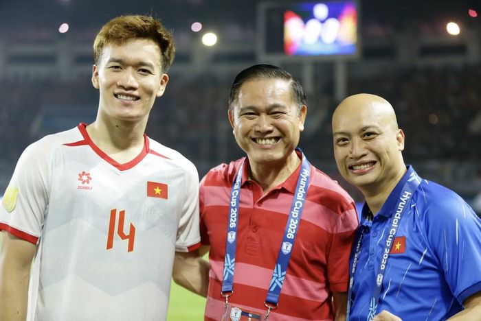 Đồng hành cùng các ĐTQG từ U23 đến đội tuyển Việt Nam thời gian qua, theo ông đâu là sự khác biệt trong cách cầm quân và xây dựng đội bóng của HLV Kim Sang-sik? 