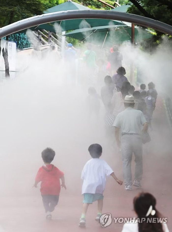 Các địa điểm du lịch phun sương làm mát cho du khách. (Ảnh: Yonhap)