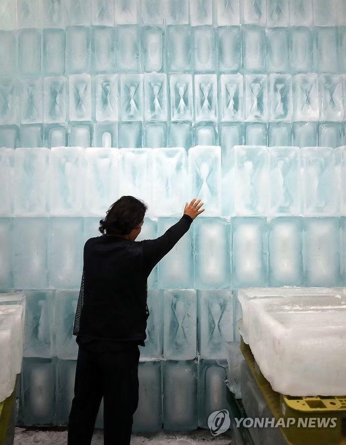 Một nhà máy làm đá ở Daegu gia tăng công suất. (Ảnh: Yonhap)