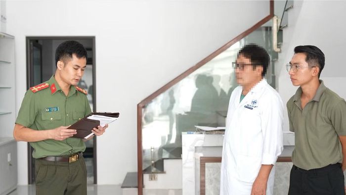 Cơ quan Công an đọc lệnh khởi tố vụ án, khởi tố bị can đối với Lâm Văn Tướng (ngoài cùng bên phải). Ảnh: Công an cung cấp.