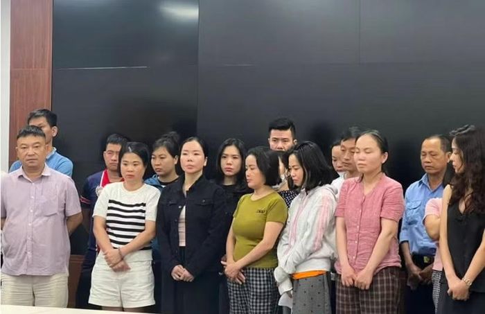 Bị can Nguyễn Thị Mai Anh cùng nhóm lãnh đạo, cán bộ Viện pháp y tâm thần Trung ương.