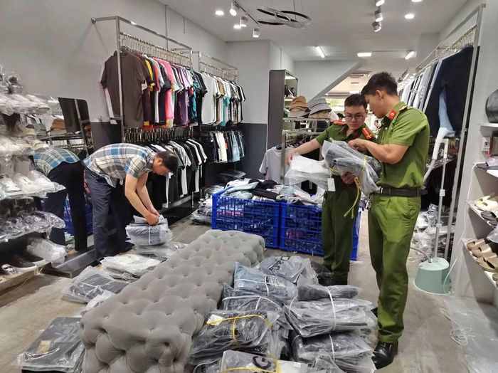 Lực lượng công an kiểm tra tại cửa hàng TN Luxury. Ảnh: Công an tỉnh Đắk Lắk.