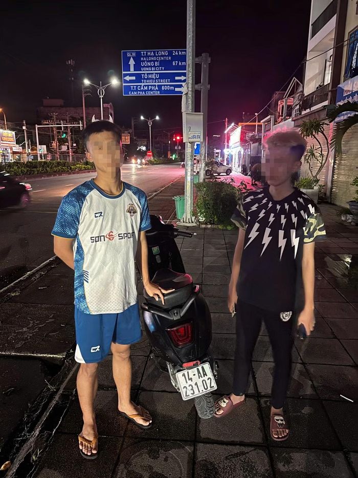Các đối tượng đa số ở tuổi vị thành niên, đầu trần, lạng lách gây mất an toàn giao thông.