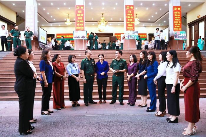 Lãnh đạo Bộ Tư lệnh BĐBP trao đổi với các đại biểu về dự hội nghị ký kết.
