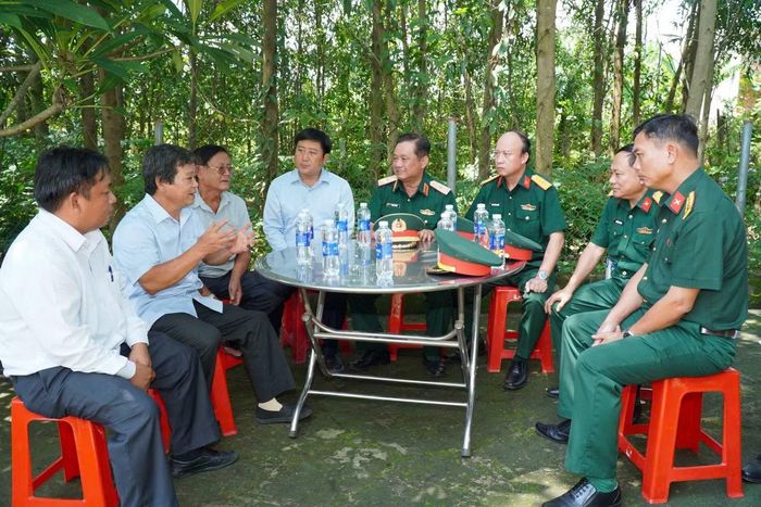 Đoàn công tác nghe người dân xã Thường Tân, TPHCM cung cấp thông tin. (Ảnh: Kim Trường)