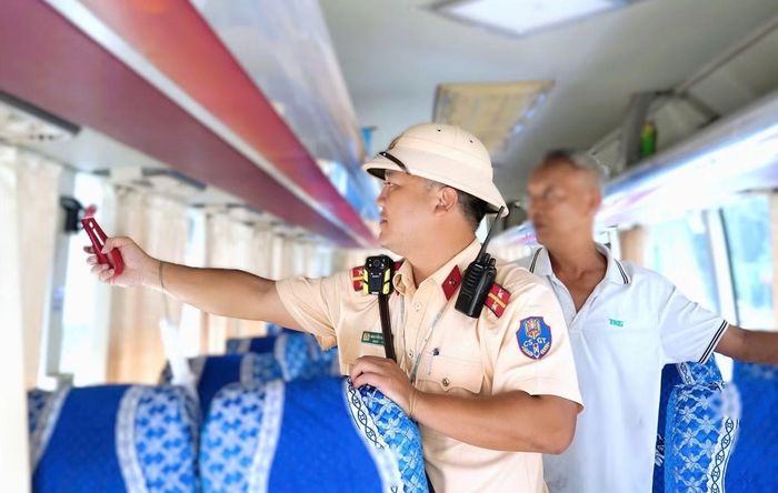 Lực lượng chức năng tăng cường giám sát trang thiết bị thoát hiểm đối với xe khách.