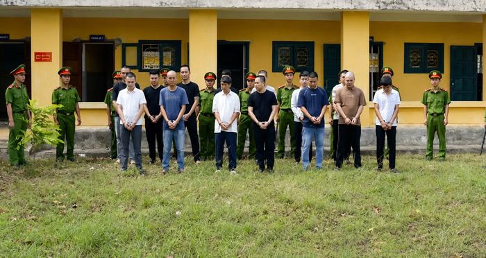 Các đối tượng trong đường dây đánh bạc bị bắt giữ.