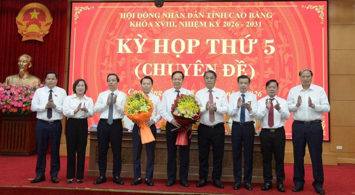 Phó Chủ tịch UBND tỉnh Cao Bằng Lương Tuấn Hùng (thứ 4 từ trái sang).