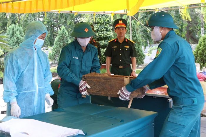 Lực lượng chức năng lấy mẫu hài cốt liệt sĩ phục vụ giám định ADN.