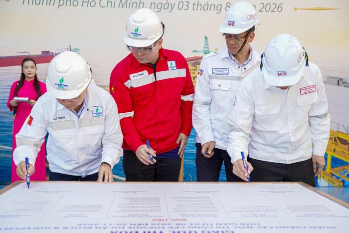 Đại diện Ban Lãnh đạo và Công đoàn PQPOC, PTSC M&amp;C ký giao ước thi đua giai đoạn 2 phong trào thi đua "Hoàn thành các mốc thi công CPP Topside – Dự án phát triển mỏ khí Lô B, gói thầu EPCI#1"