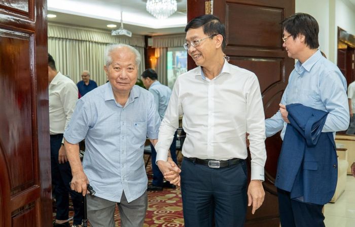 Đồng chí Trần Quang Dũng - Phó Bí thư Thường trực Đảng ủy Petrovietnam: Các hoạt động của Ban LLHT trí cần tiếp tục được đổi mới theo hướng tăng cường kết nối, phát huy vai trò cầu nối giữa các thế hệ, tạo điều kiện để đội ngũ cán bộ hưu trí tiếp tục chia sẻ kinh nghiệm, đóng góp trí tuệ cho sự phát triển của Tập đoàn.