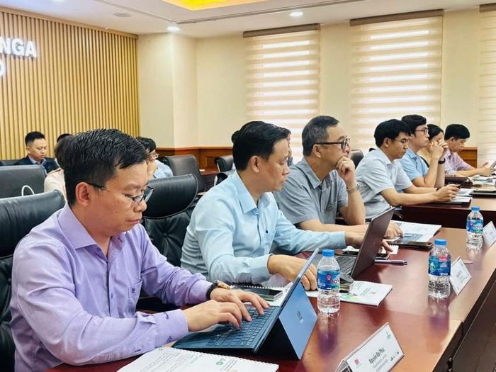 Các học viên lắng nghe và thực hành các nội dung của khóa học.