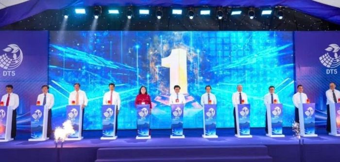 Đại biểu bấm nút khởi công dự án Nhà máy điện mặt trời Dầu Tiếng 5.