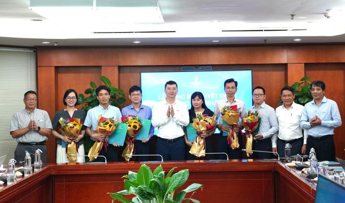 Lãnh đạo VPI trao quyết định và tặng hoa chúc mừng các cán bộ được giao nhiệm vụ Phó Trưởng ban và Phó Giám đốc các trung tâm. 