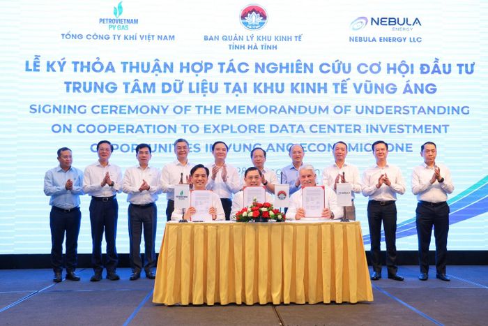 Đại diện PV GAS - đơn vị thành viên của Petrovietnam, Ban Quản lý Khu kinh tế tỉnh Hà Tĩnh và đối tác quốc tế Nebula Energy ký thỏa thuận hợp tác nghiên cứu đầu tư Trung tâm dữ liệu tại Khu kinh tế Vũng Áng, khai thác nguồn nhiệt lạnh từ quá trình tái hóa LNG để phục vụ vận hành trung tâm dữ liệu.