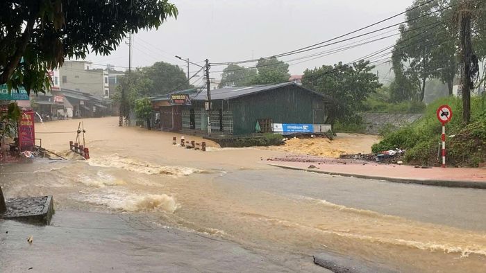 Nước lớn đổ về khu dân cư.