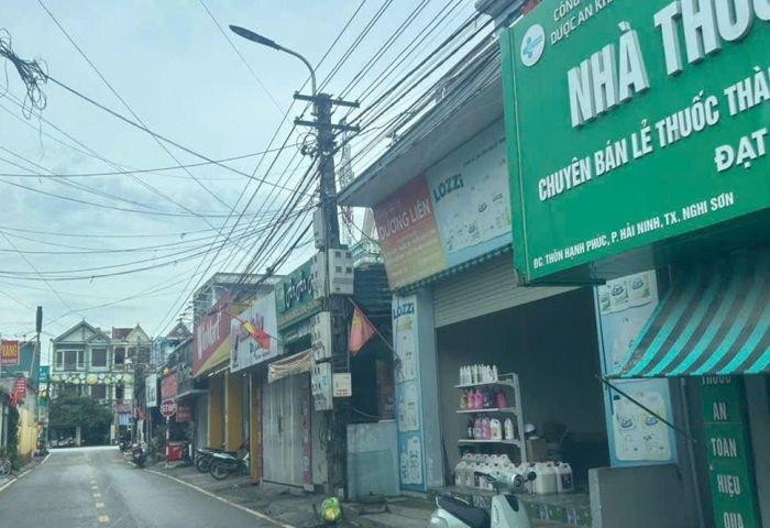 Hệ thống đường dây điện chằng chịt, sát mái tôn, biển quảng cáo