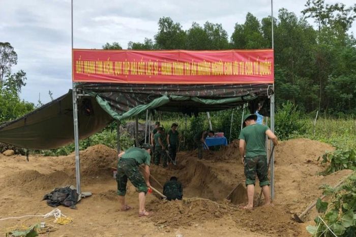 Cán bộ, chiến sĩ Đội Tìm kiếm, quy tập hài cốt liệt sĩ Bộ CHQS TP. Đà Nẵng khẩn trương khai quật tại khu vực nghi có mộ tập thể liệt sĩ.