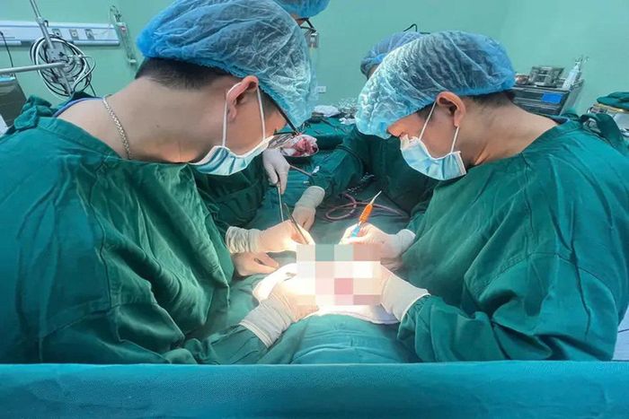 Khối u nặng 1,5 kg được các bác sĩ Bệnh viện Sản Nhi Nghệ An bóc tách thành công khỏi cơ thể bé gái 4 tháng tuổi.
