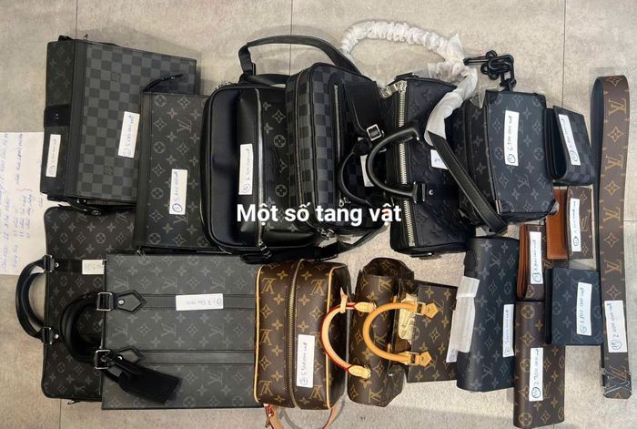 Một số tang vật là túi gắn nhãn mác Louis Vuiton và Gucci thu giữ tại cửa hàng.