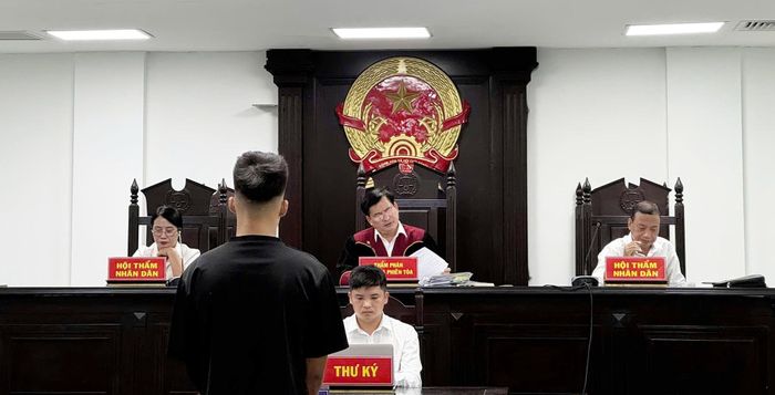 Chiều 4/8, TAND tỉnh Hà Tĩnh mở phiên tòa xét xử sơ thẩm công khai đối với bị cáo Đào Xuân Quốc Danh về tội “Sử dụng trái phép vũ khí quân dụng”.