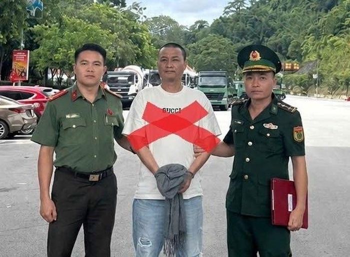 Phòng Quản lý xuất nhập cảnh bàn giao đối tượng Li Ye cho cơ quan chức năng Trung Quốc.
