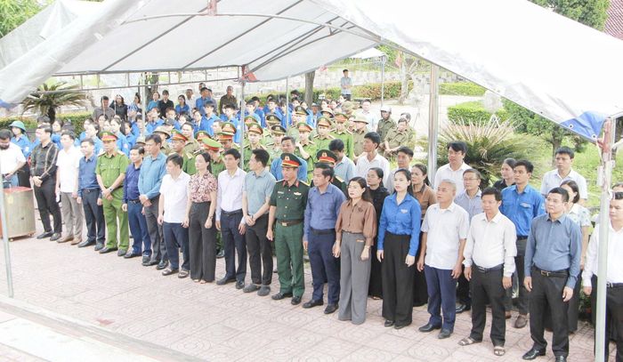 Chiều ngày 4/8, xã Can Lộc đã phối hợp với xã Đồng Lộc tổ chức trang nghiêm Lễ viếng, truy điệu và an táng 8 hài cốt liệt sĩ.