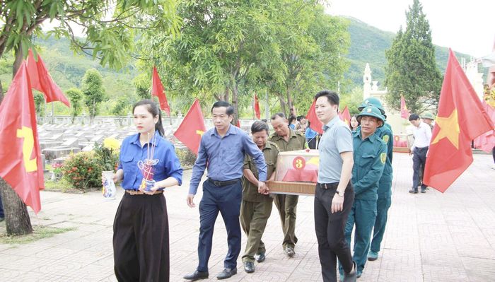 Các cấp lãnh đạo cùng đông đảo cán bộ, chiến sĩ và nhân dân địa phương hòa chung dòng người, tiễn đưa các Anh về nơi an táng.