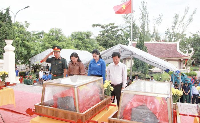 Đồng chí Nguyễn Thị Nguyệt, Phó Chủ tịch UBND tỉnh Hà Tĩnh cùng các đại biểu kính cẩn dâng hương, tưởng niệm các anh hùng liệt sĩ.