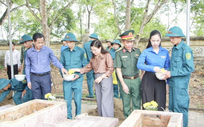 Những nắm đất quê hương ấm áp được đắp bồi lên nấm mộ mới, đưa các Anh trở về trong vòng tay chở che của nhân dân.