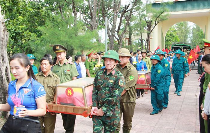 Hàng dài các lực lượng và người dân địa phương xúc động đưa tiễn các Anh về đất mẹ.